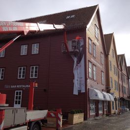 Henge opp bannere på Bryggen i Bergen